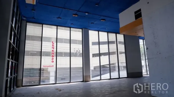 零售空间 出租在Watthana, Bangkok - 转角落地玻璃立面，高挑空间，面向街景。