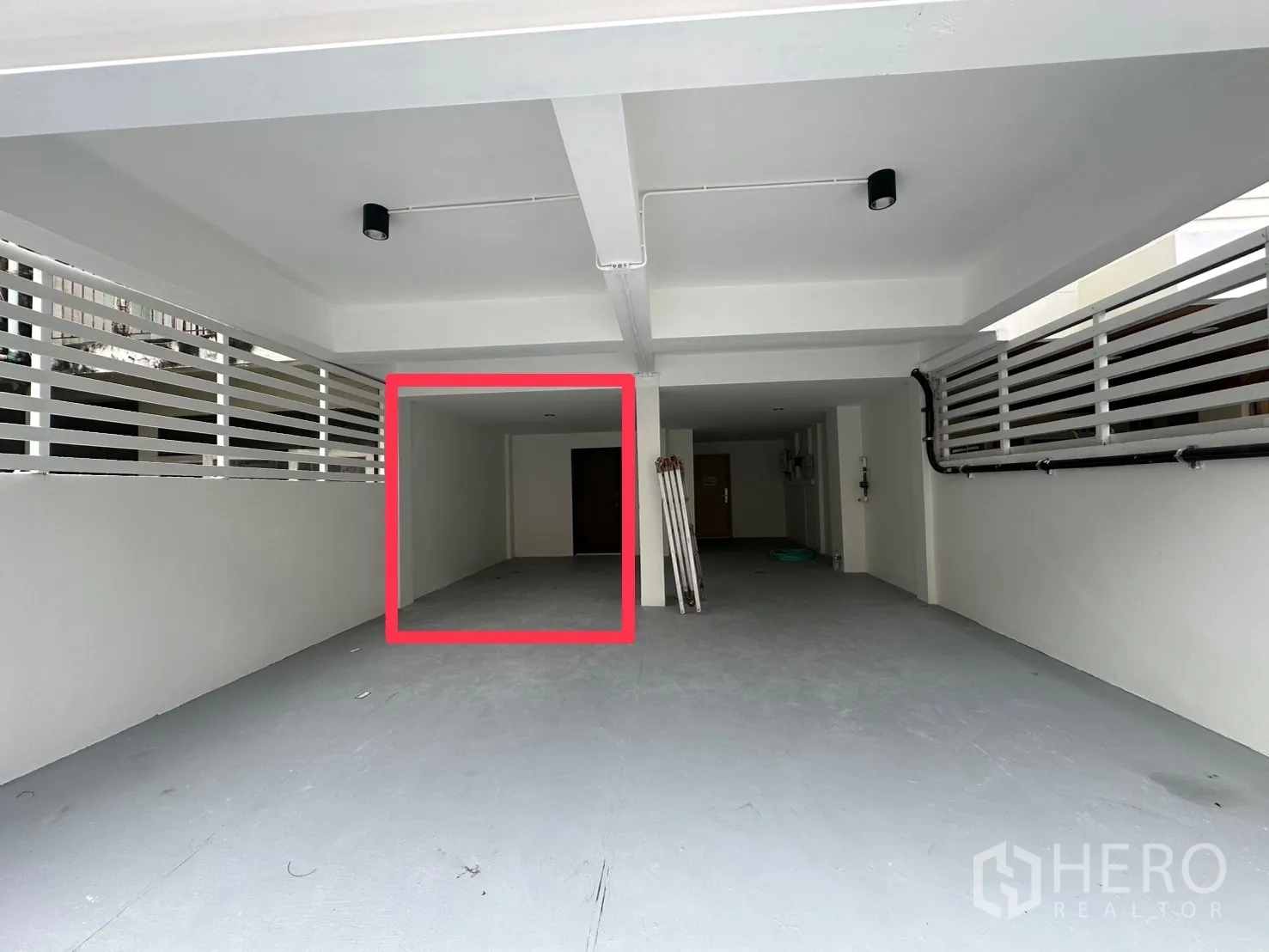 สำนักงานที่บ้าน ให้เช่าในPhra Khanong, Bangkok - โรงจอดรถในร่มลึก พร้อมมุมเก็บของที่ไฮไลต์