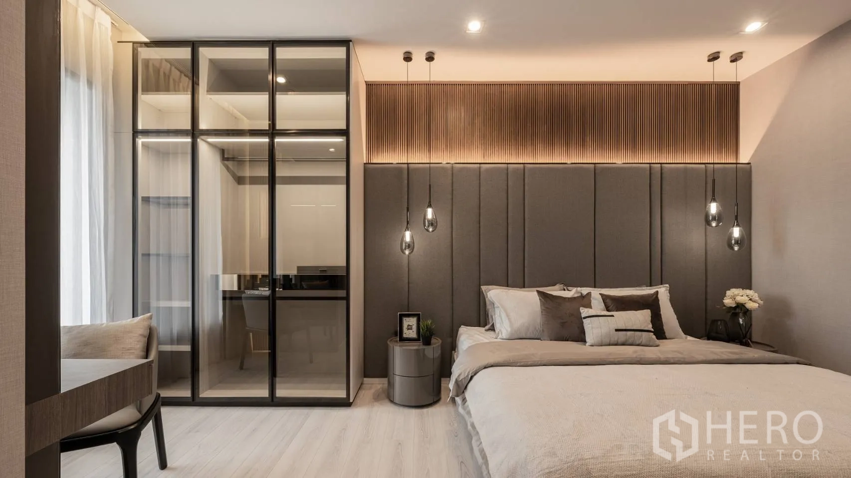 公寓 出售在Ratchathewi, Bangkok - 主卧展示玻璃衣柜、吊灯与柔和中性色调。