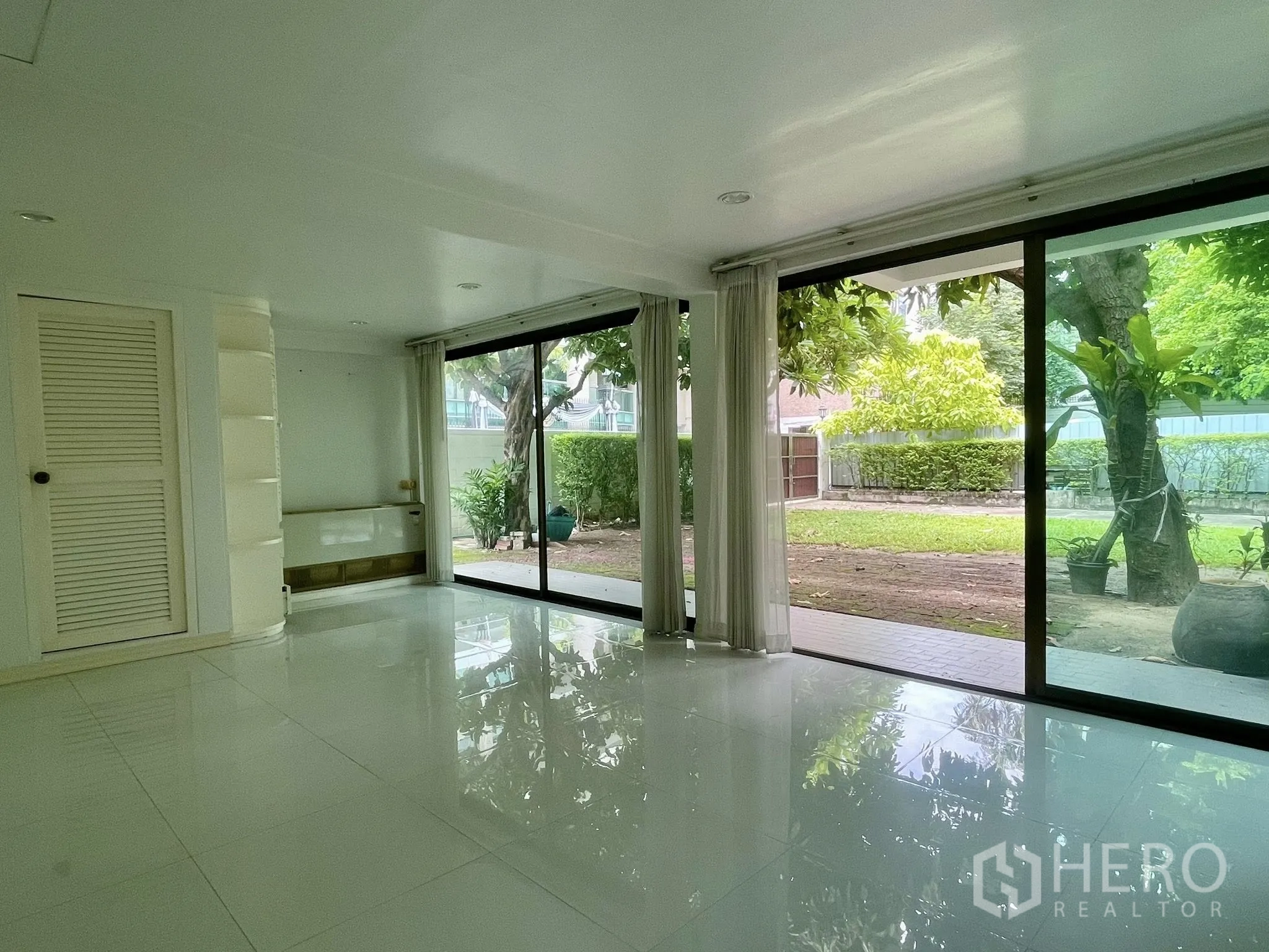 บ้านเดี่ยว for rent in Pathum Wan, Bangkok - ห้องสีขาวสว่าง ประตูกระจกเลื่อนเปิดสู่สวน