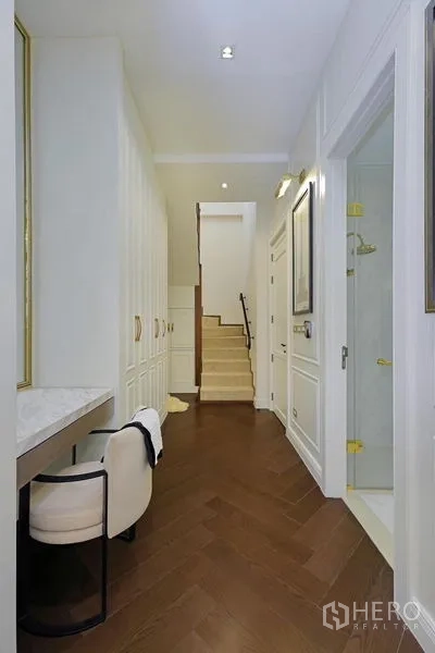 บ้าน ให้เช่าหรือขายในWatthana, Bangkok - โถงทางเดินพร้อมตู้บิลท์อิน มุมโต๊ะทำงาน บันได และห้องอาบน้ำ