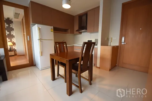 คอนโด ให้เช่าในKhlong Toei, Bangkok - โซนทานอาหารและครัวย่อมพร้อมโต๊ะแบบไม้สองที่นั่ง ตู้แขวน และตู้เย็นขนาดใหญ่