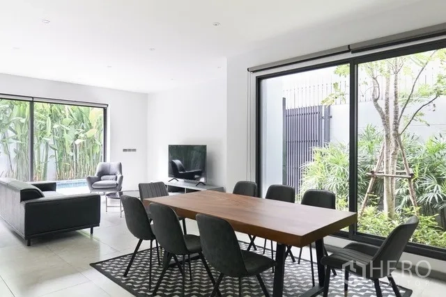 ทาวน์เฮาส์ ขายในWatthana, Bangkok - ห้องทานอาหารผนังกระจกเต็มบาน มองเห็นสวนจัดแต่ง