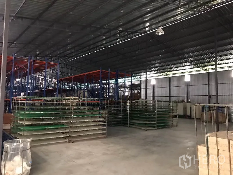 คลังสินค้า ให้เช่าในMueang Chon Buri, Chon Buri - พื้นที่จัดเก็บอุตสาหกรรม มีชั้นวางหลายระดับ ไฟสว่าง และพื้นที่โล่ง