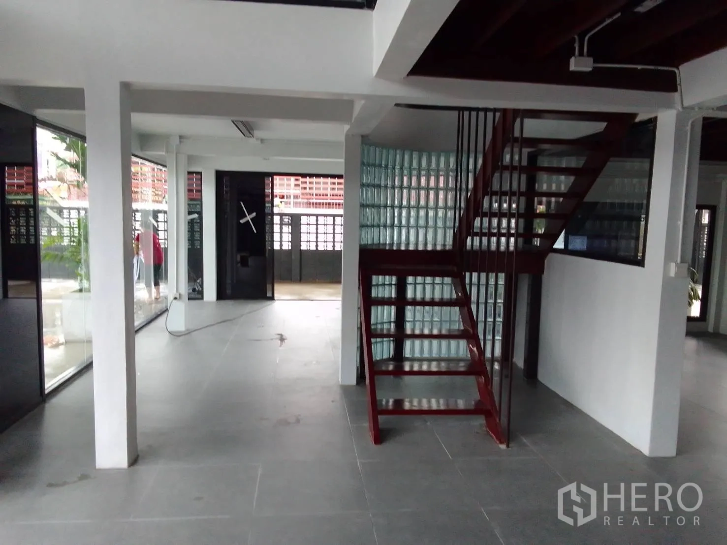 Home Office for rent in Wang Thonglang, Bangkok - Stairwell featuring red steel steps and a glass block feature wall