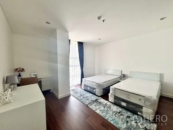 อพาร์ทเมนท์ ให้เช่าในWatthana, Bangkok - ห้องนอนเตียงเดี่ยวสองเตียง สว่างด้วยหน้าต่างขนาดใหญ่