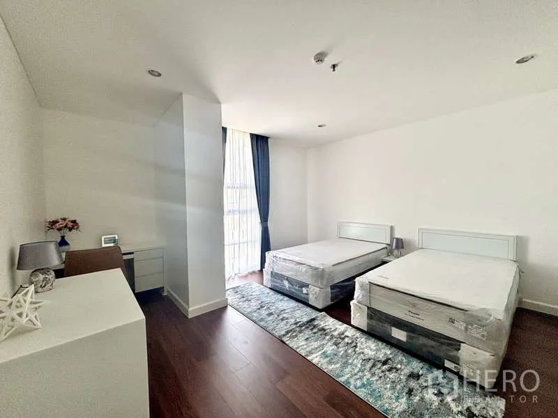 อพาร์ทเมนท์ ให้เช่าในWatthana, Bangkok - ห้องนอนเตียงเดี่ยวสองเตียง สว่างด้วยหน้าต่างขนาดใหญ่