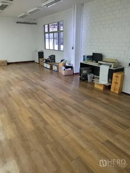 คลังสินค้า ให้เช่าในPhra Khanong, Bangkok - ห้องออฟฟิศภายในโกดัง พื้นลายไม้ ผนังอิฐทาสีขาว และมีหน้าต่างรับแสง