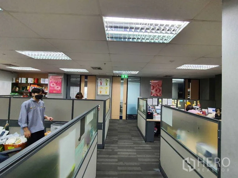 สำนักงาน ให้เช่าในWatthana, Bangkok - พื้นที่ทำงานบูธเตี้ยในออฟฟิศตกแต่งพร้อมใช้งาน