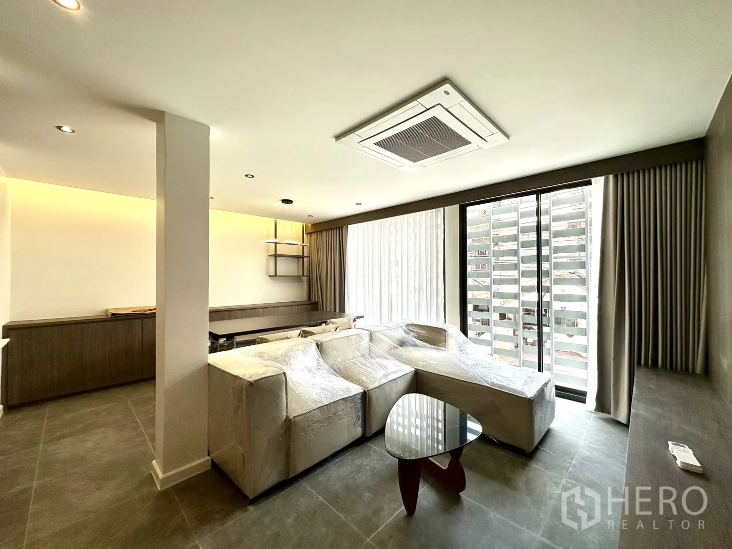 สำนักงานที่บ้าน ให้เช่าในPhra Khanong, Bangkok - พื้นที่นั่งเล่นสว่าง โซฟารูปตัวแอล แอร์ฝ้าชนิดคาสเซ็ต และประตูกระจกบานเลื่อน