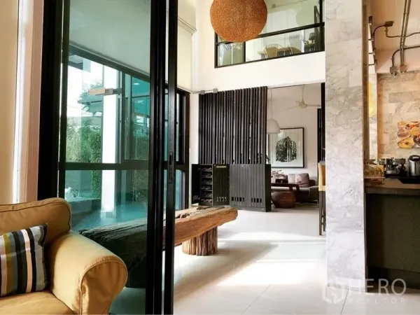 带办公室的家 出售在Wang Thonglang, Bangkok - 挑高双层客厅与办公空间，夹层、石材立柱与落地窗