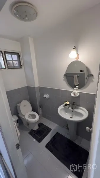 ทาวน์เฮาส์ ให้เช่าหรือขายในKhlong Toei, Bangkok - ห้องน้ำรับแขกโทนขาวเทา พร้อมอ่างล้างหน้า กระจก และช่องหน้าต่าง