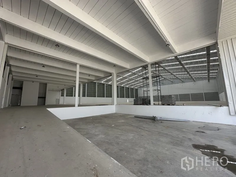 โรงงาน ให้เช่าในPathum Thani - ลานบริการด้านหลังและพื้นที่เตรียมงาน ข้างฮอลล์การผลิตหลัก