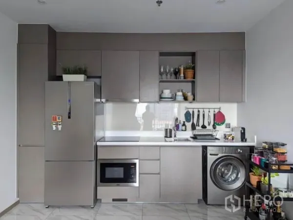 คอนโด ให้เช่าในWatthana, Bangkok - ครัวบิวท์อินโทนเทา พร้อมตู้เย็น ไมโครเวฟ และเครื่องซักผ้า