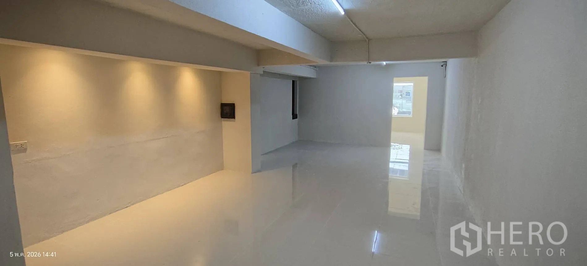 ตึกแถว for rent in Watthana, Bangkok - โถงทางยาวพื้นกระเบื้องพร้อมท่อเดินลอยและตู้ควบคุมไฟฟ้า