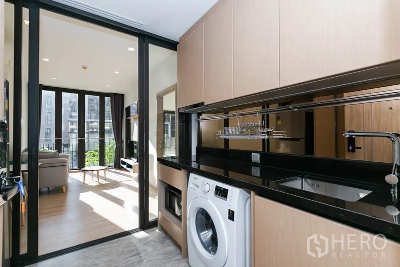 คอนโด ให้เช่าในWatthana, Bangkok - ครัวแบบแกลเล่ย์ ท็อปหินแกรนิต ตู้เก็บของ อ่างล้างจาน และเครื่องซักผ้าภายในห้อง