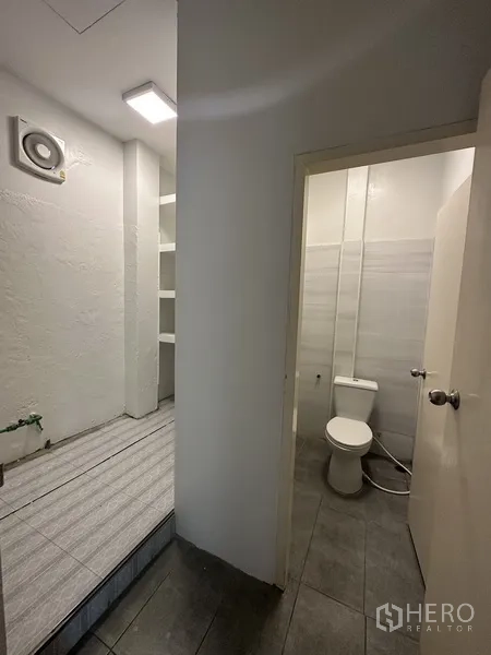 พื้นที่ขายปลีก ให้เช่าในBang Rak, Bangkok - โถงบริการด้านหลังมีพัดลมระบายอากาศและห้องน้ำแยก.