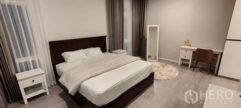 บ้าน ให้เช่าในPrawet, Bangkok - ห้องนอนรองกว้างขวาง เตียงคู่ โต๊ะทำงาน และผ้าม่านเต็มความสูง.