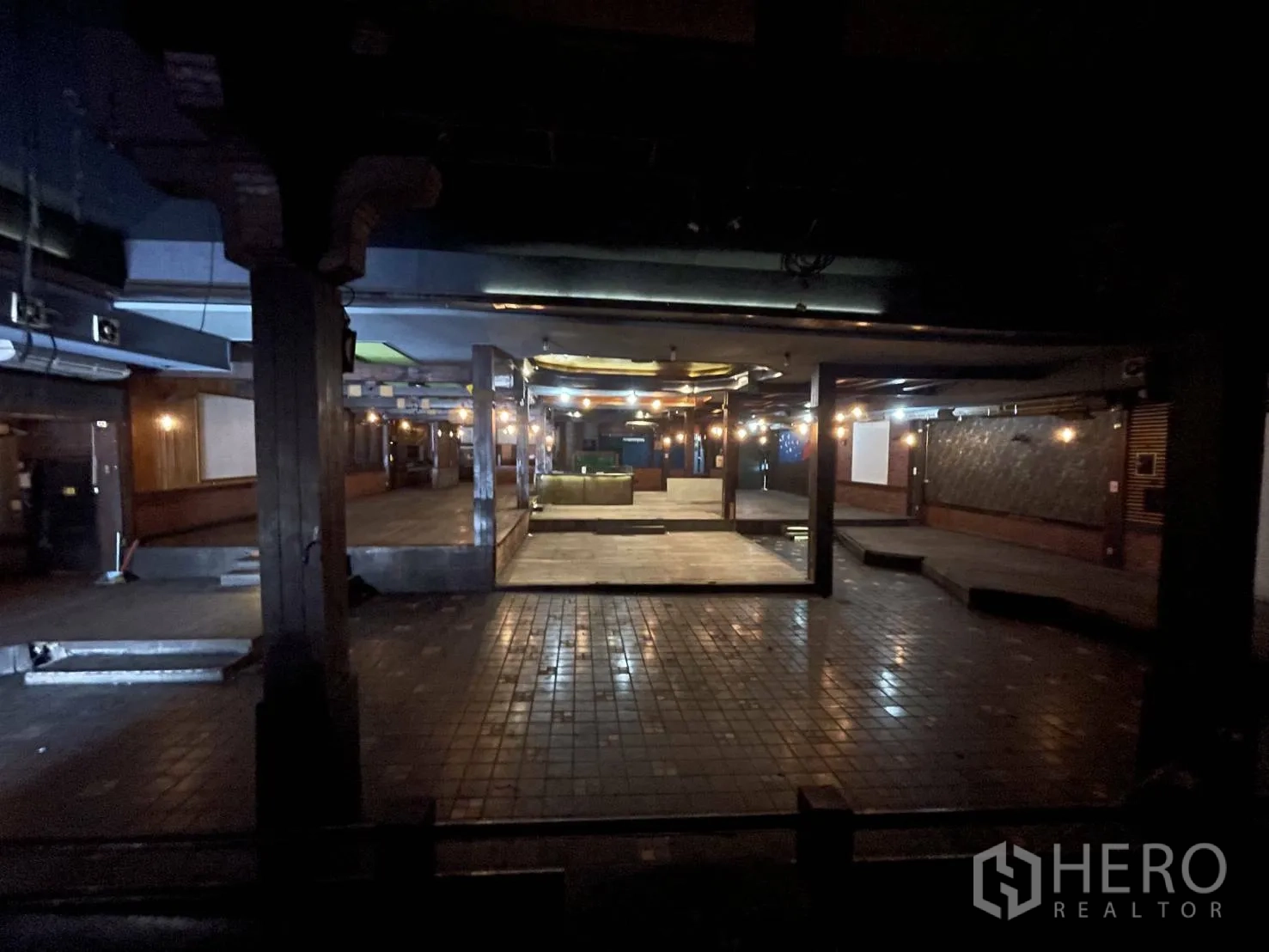 พื้นที่ขายปลีก ให้เช่าในSuan Luang, Bangkok - มุมมองกลางห้อง พื้นกระเบื้องไปยังเวทีกรอบและแท่นนั่ง