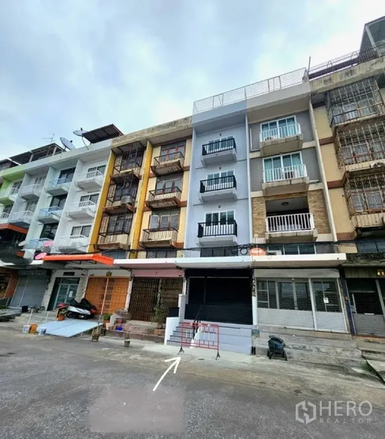 店屋 出租 - 翻新多层店屋外立面，带卷帘门与阳台，位于邦那。