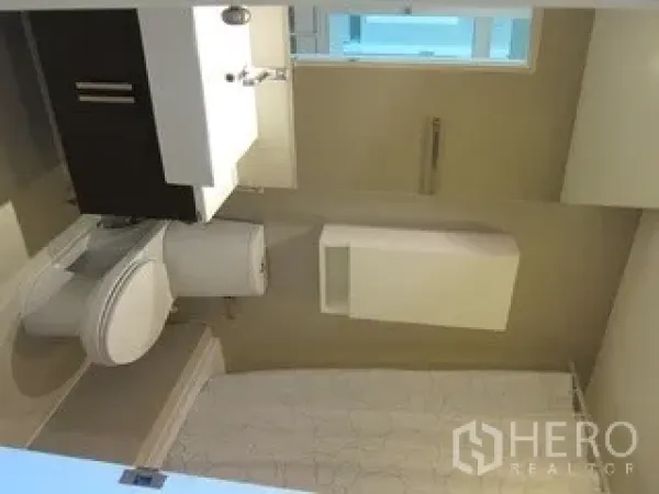 คอนโด ให้เช่าในKhlong Toei, Bangkok - ห้องน้ำสมัยใหม่พร้อมอ่างล้างหน้า โถสุขภัณฑ์ และหน้าต่างรับแสงธรรมชาติ