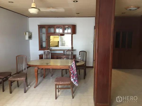 ทาวน์เฮาส์ ให้เช่าในKhlong Toei, Bangkok - มุมรับประทานอาหารพร้อมโต๊ะไม้ เก้าอี้ ตู้โชว์บิลท์อิน พื้นกระเบื้อง และพัดลมเพดาน