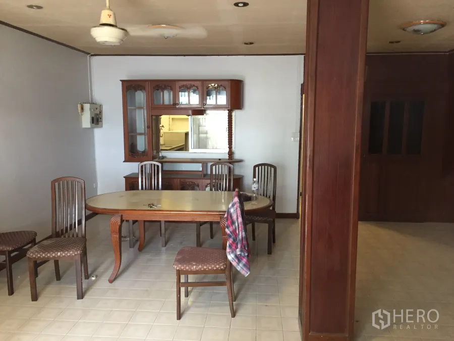 ทาวน์เฮาส์ ให้เช่าในKhlong Toei, Bangkok - มุมรับประทานอาหารพร้อมโต๊ะไม้ เก้าอี้ ตู้โชว์บิลท์อิน พื้นกระเบื้อง และพัดลมเพดาน