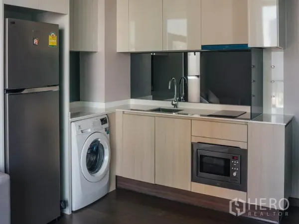คอนโด ให้เช่าในRatchathewi, Bangkok - ครัวขนาดกะทัดรัดสไตล์โมเดิร์น มีตู้บิลท์อิน อ่างล้างจาน เตาไฟฟ้า ไมโครเวฟ ตู้เย็น และเครื่องซักผ้า