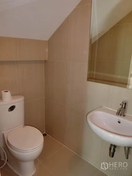 公寓 出租在Ratchathewi, Bangkok - 楼梯下的客卫，设坐便与壁挂式洗手盆