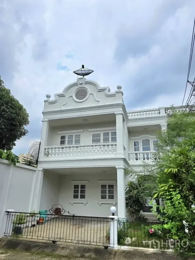 联排别墅 出售在Khlong Toei, Bangkok - 曼谷空堤区两层白色转角联排别墅，带阳台、院门车位与绿化。