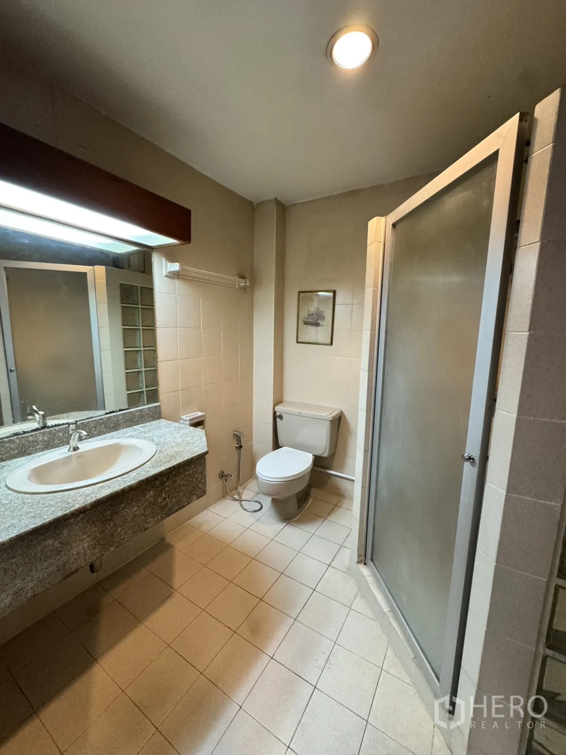 โฮมออฟฟิศ for rent in Watthana, Bangkok - ห้องน้ำกะทัดรัดพร้อมตู้อาบน้ำ อ่างล้างหน้า และโถสุขภัณฑ์