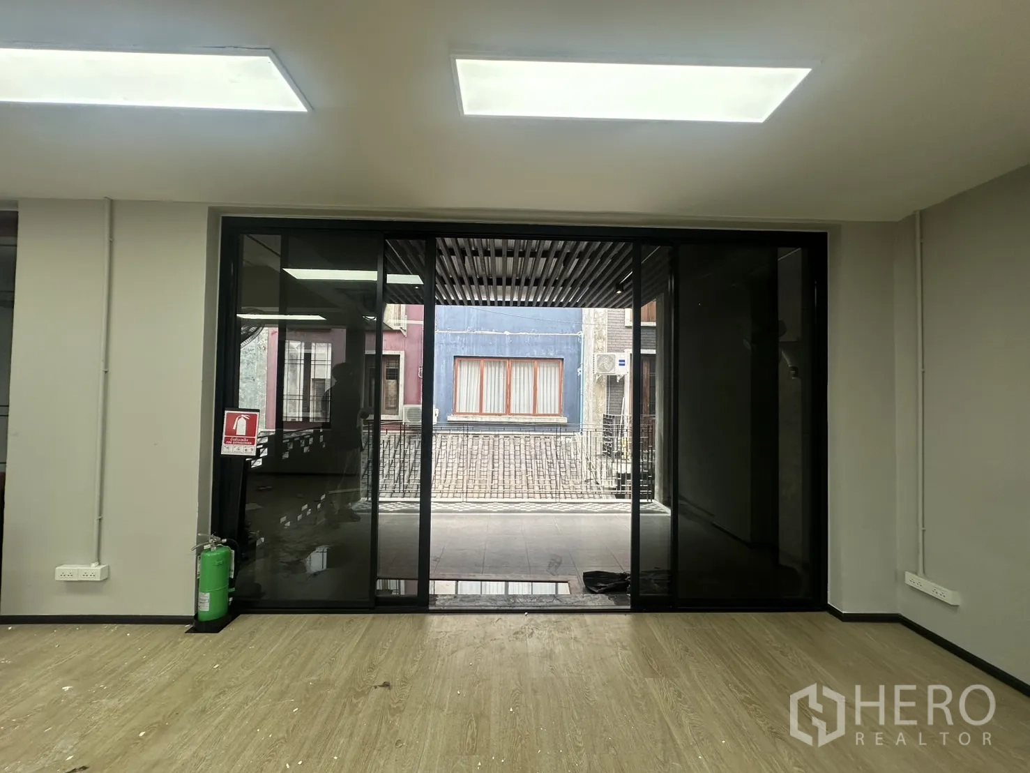 带办公室的家 出租在Pathum Wan, Bangkok - 办公室带整面滑动玻璃墙，通向阳台，配LED灯