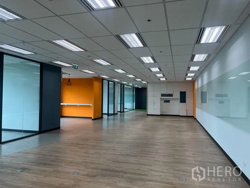 สำนักงาน ให้เช่าในChatuchak, Bangkok - พื้นออฟฟิศกว้างขวาง ห้องกระจก ผนังไวท์บอร์ด แอคเซนต์สีส้ม และเลย์เอาต์โอเพ่น