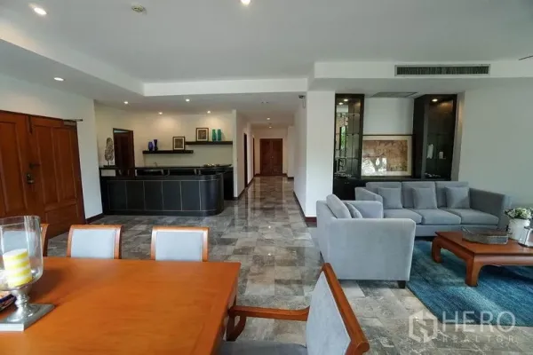 อพาร์ทเมนท์ ให้เช่าในWatthana, Bangkok - มุมรับประทานอาหารติดโถงยาวพร้อมเคาน์เตอร์บาร์บิลต์อินและไฟดาวน์ไลต์