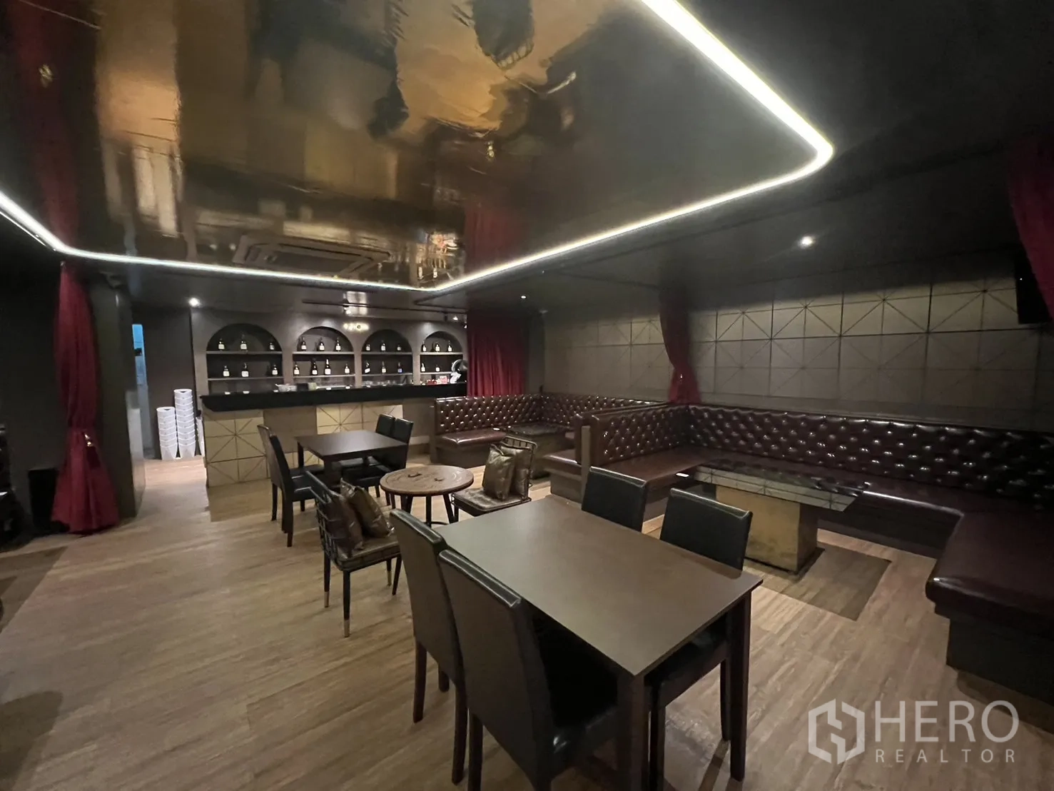 零售空间 出租在Watthana, Bangkok - 私密包厢，镜面天花、U形卡座与吧台