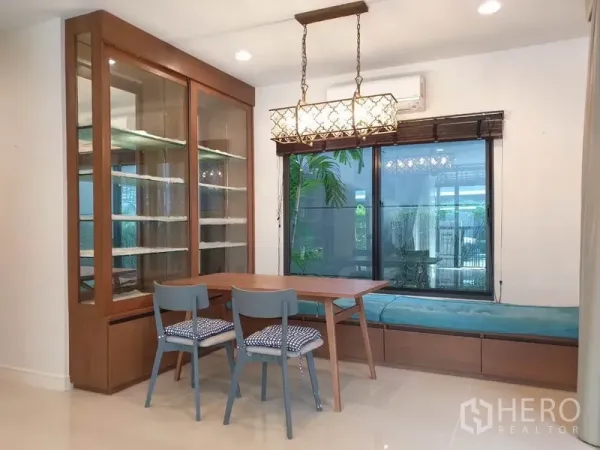 บ้าน ให้เช่าในBang Kapi, Bangkok - มุมทานอาหาร โต๊ะไม้ ม้านั่งริมหน้าต่าง โคมไฟแขวน และตู้โชว์กระจกบิวท์อิน.