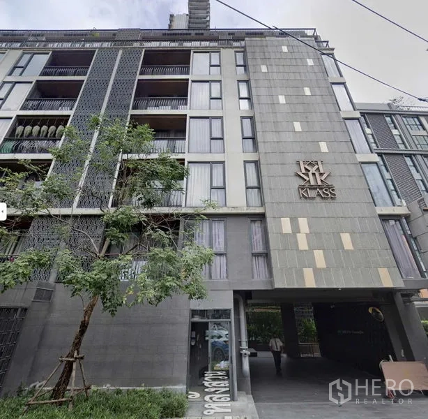 Condominium for sale in Pathum Wan, Bangkok - Mid-rise condominium exterior with KLASS signage and landscaped entry.