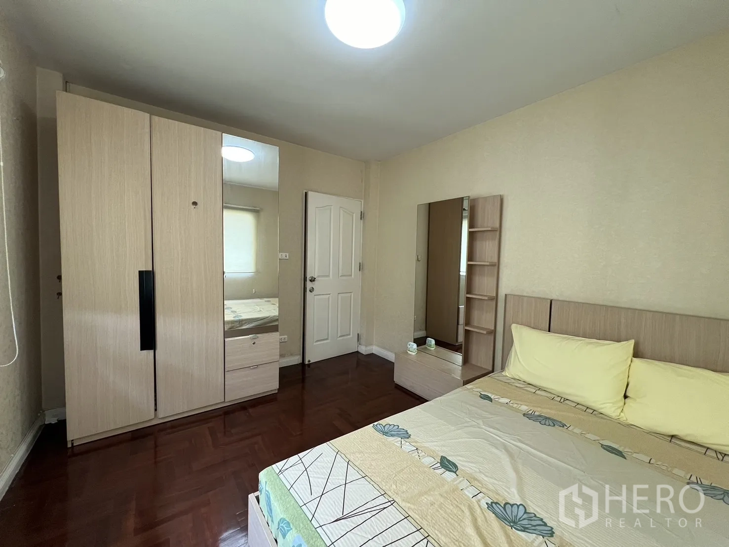 บ้าน ให้เช่าในLat Krabang, Bangkok - ห้องนอนที่สามพร้อมตู้เสื้อผ้า กระจก และพื้นไม้