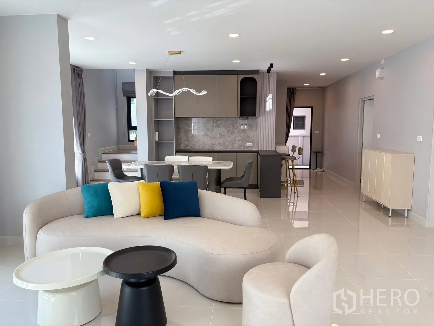 Detached House for rent in Bang Phli, Samut Prakan - Open-plan living, dining and pantry with modern lighting and neutral tones.