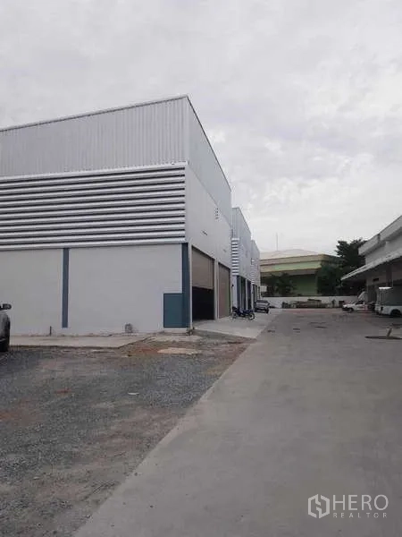คลังสินค้า ให้เช่าในKhlong Toei, Bangkok - แถวโกดังสมัยใหม่พร้อมที่จอดรถและถนนภายในโครงการ