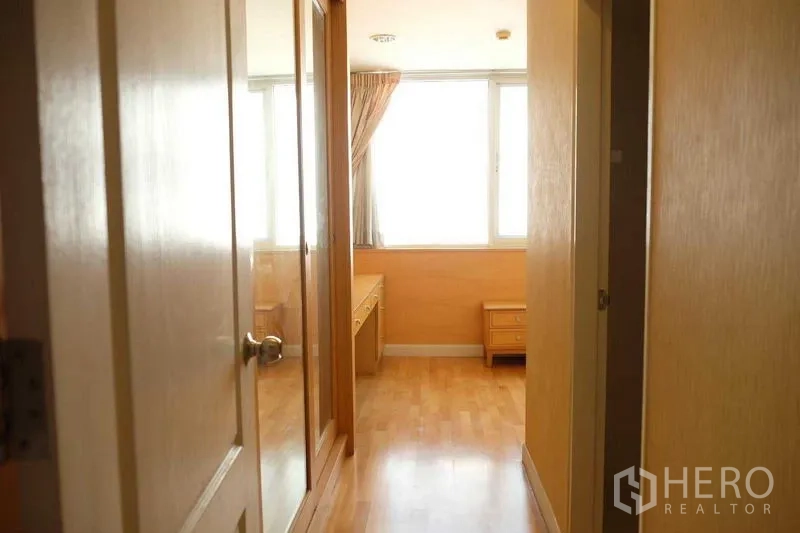 คอนโด ขายในKhlong San, Bangkok - โถงทางเดินพื้นไม้สว่าง มีตู้เสื้อผ้าบานกระจกและหน้าต่างปลายทาง.