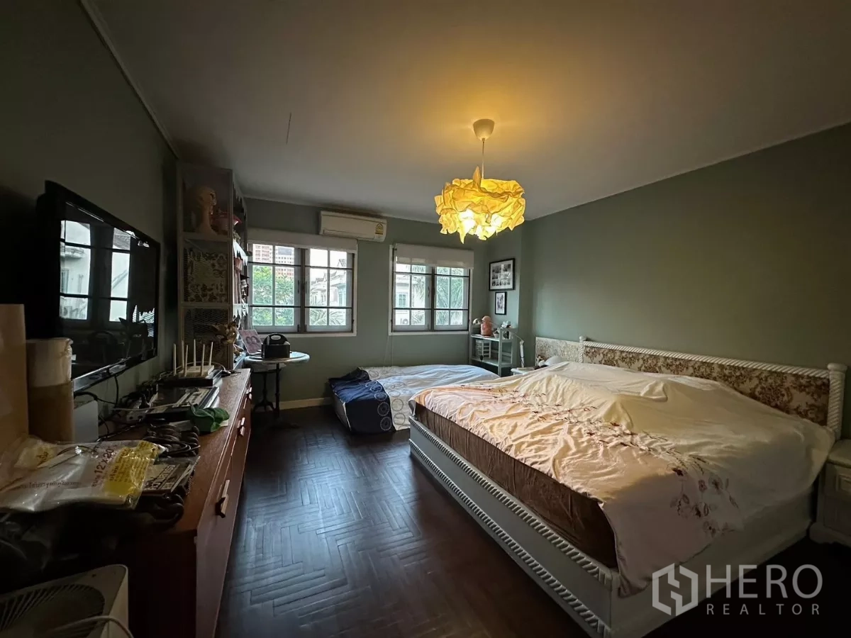 ทาวน์เฮาส์ ให้เช่าในWatthana, Bangkok - ห้องนอนอบอุ่น มีหน้าต่าง โคมไฟ แอร์ และเตียงขนาดใหญ่