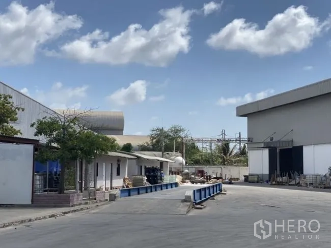 Warehouse for rent in Mueang Samut Sakhon, Samut Sakhon - Loading area with truck weighbridge, service buildings and industrial piping.