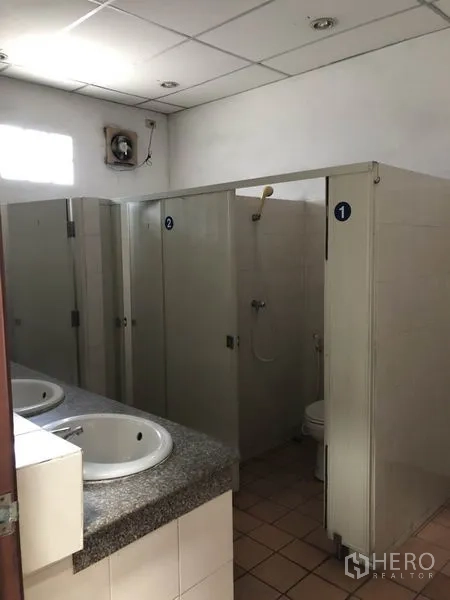 คลังสินค้า ให้เช่าในMueang Samut Prakan, Samut Prakan - ห้องน้ำพนักงานภายใน มีห้องแยก อ่างล้างหน้า และพื้นกระเบื้อง.