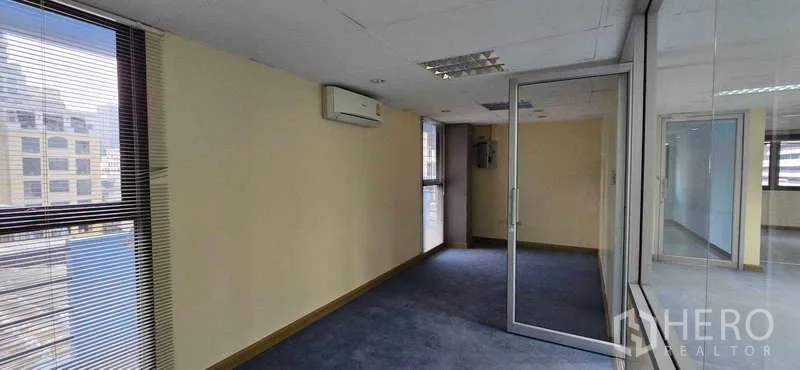 办公空间 出租 - 私密会议室，玻璃门、百叶窗与分体空调。