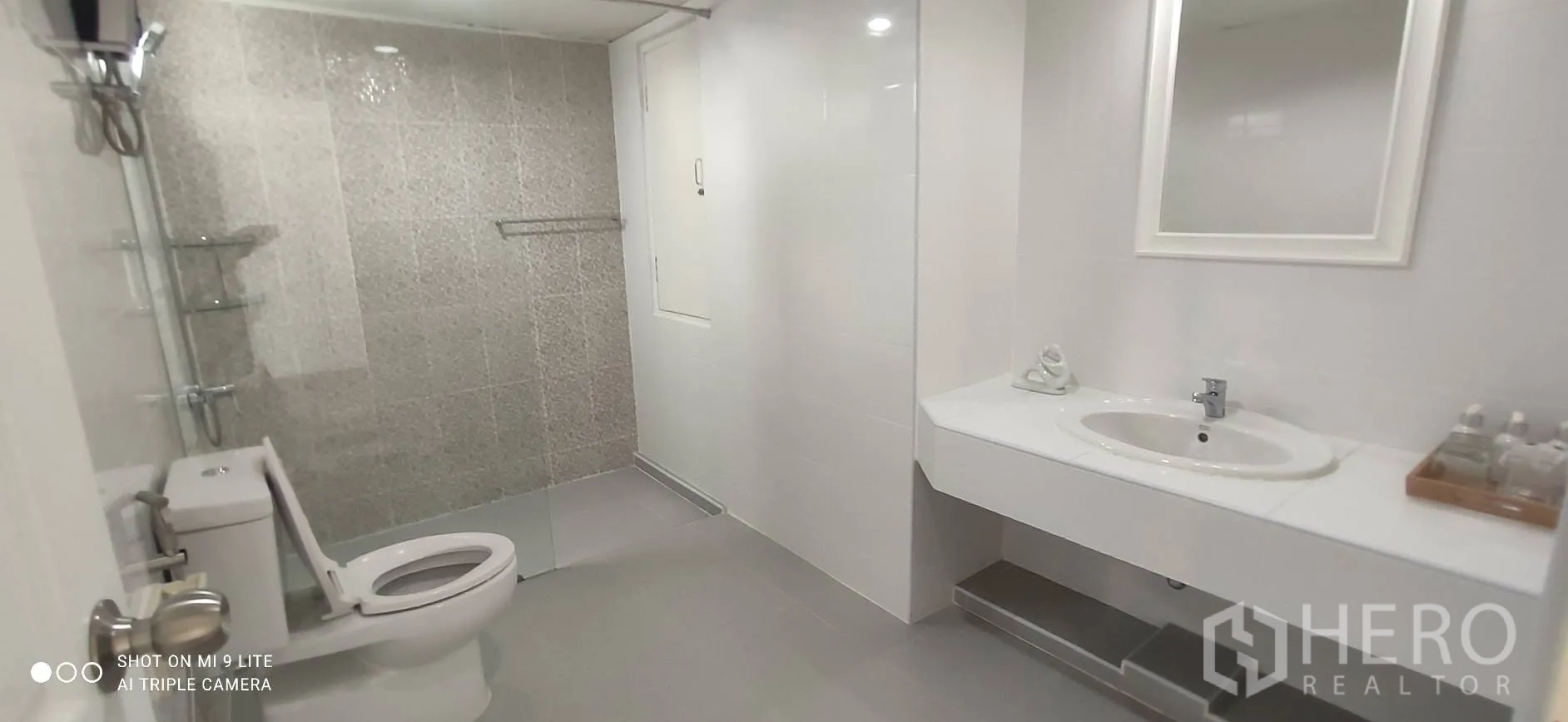 อพาร์ทเมนท์ ให้เช่าในWatthana, Bangkok - ห้องน้ำสะอาด มีส่วนอาบน้ำแบบวอล์กอิน โถสุขภัณฑ์ และเคาน์เตอร์อ่างล้างหน้า
