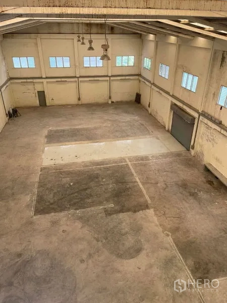 คลังสินค้า ให้เช่าในSamut Sakhon - โกดังเพดานสูง พื้นคอนกรีต ช่องแสงสกายไลต์ หน้าต่างระบายอากาศ และประตูม้วนขนาดใหญ่