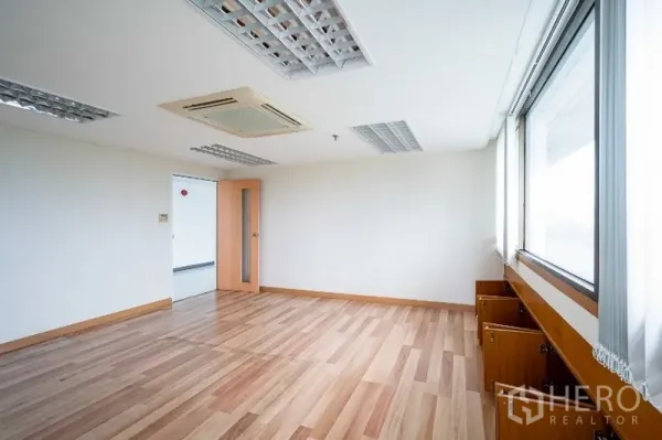 办公空间 出租在Pathum Wan, Bangkok - 转角办公室，木质地板，嵌入式灯具与天花式空调，宽幅窗户带内置柜。