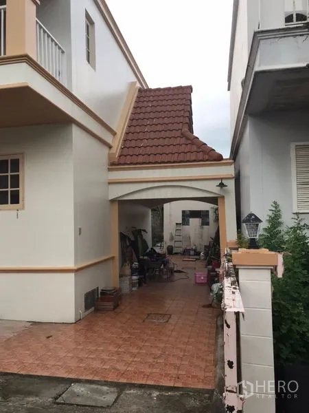 บ้าน ให้เช่าในMin Buri, Bangkok - ทางรถเข้าปูกระเบื้องพร้อมโรงจอดรถมีหลังคาข้างบ้าน