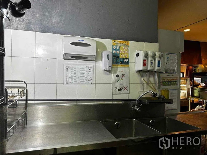 พื้นที่ขายปลีก ให้เช่าในWatthana, Bangkok - อ่างล้างจานคู่และจุดสุขาภิบาลเปิดสู่โถงนั่งทาน